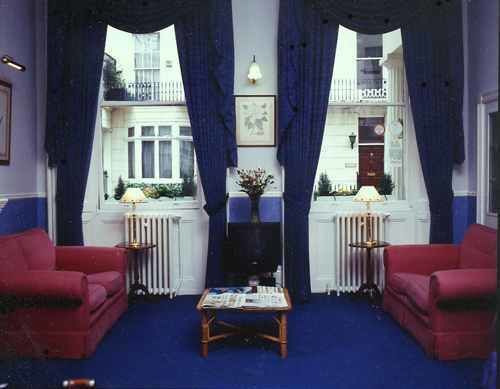Отель Parkwood 3*